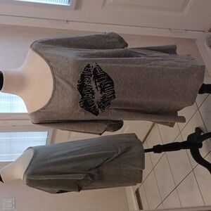 4/$40 New Gray & Black "Lips" Tee - Size 2XL